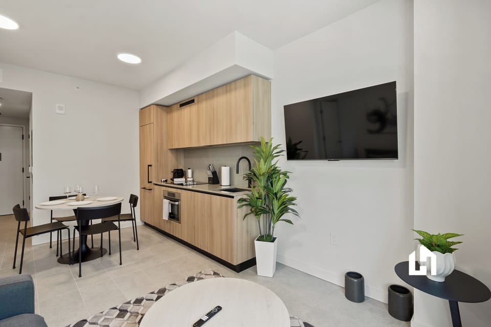 Apartment, Balcony, City View | Dining room