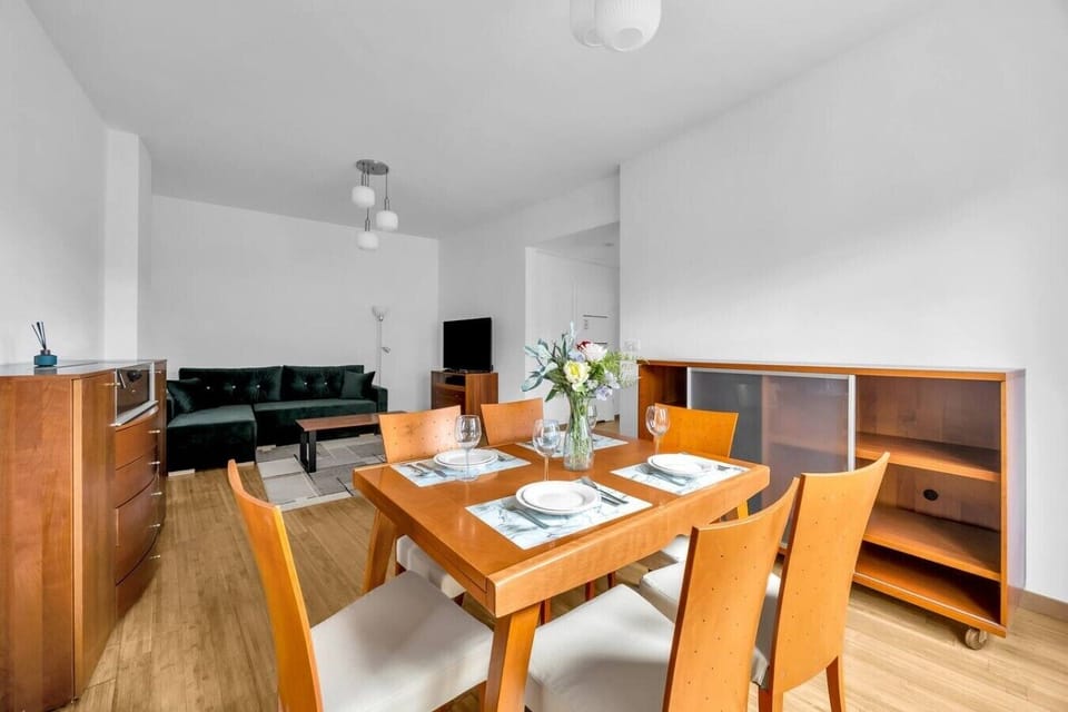 Apartment near Warsaw city center for 4 guests with private parking and a balcony | Book Now with RENTUJEMY.COM