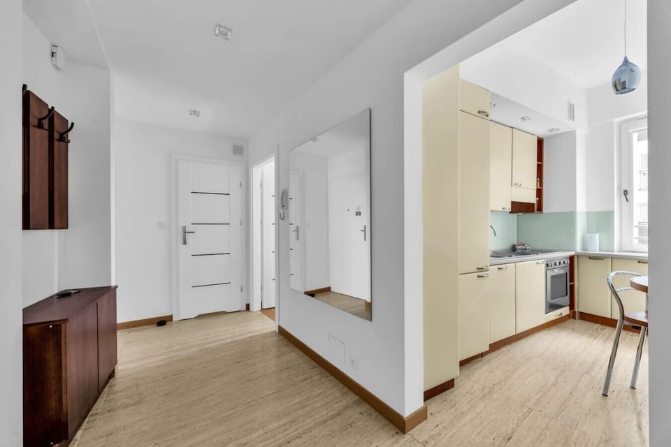 Apartment near Warsaw city center for 4 guests with private parking and a balcony | Book Now with RENTUJEMY.COM