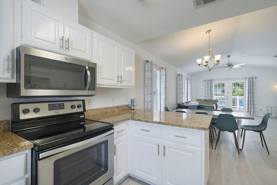 House, Multiple Beds (Sandy Daze) | Private kitchen