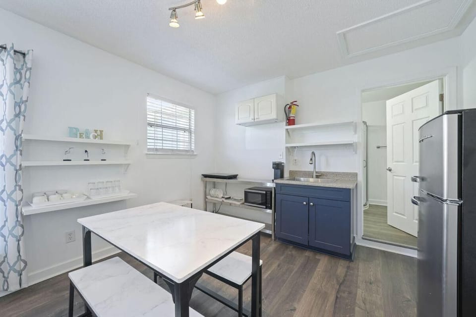 House, Multiple Beds (Sandy Daze) | Private kitchen