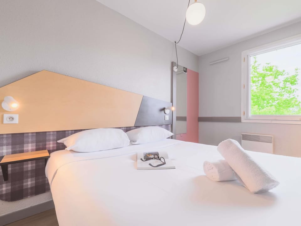 Pure Room, 1 Double Bed | Desk, blackout drapes, iron/ironing board, free cribs/infant beds