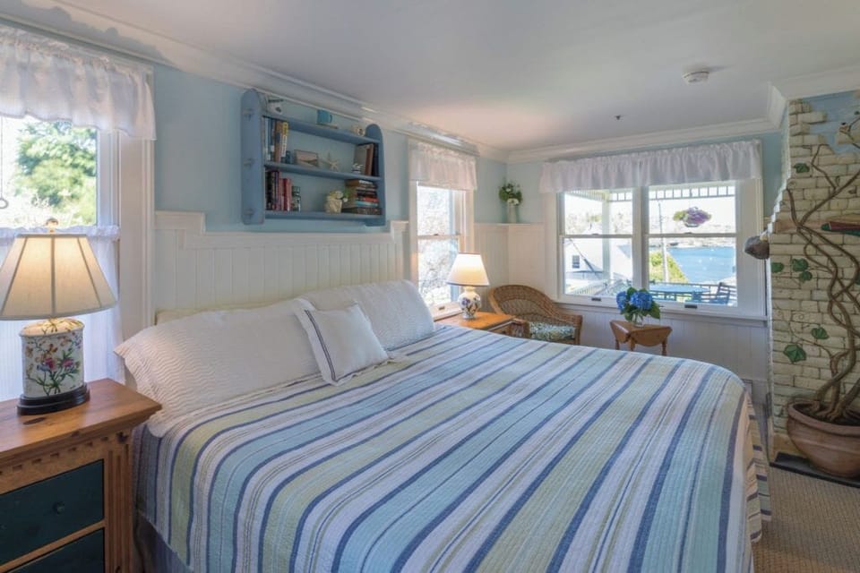 Room, 1 King Bed, Ocean View | Iron/ironing board (on request), WiFi (free)