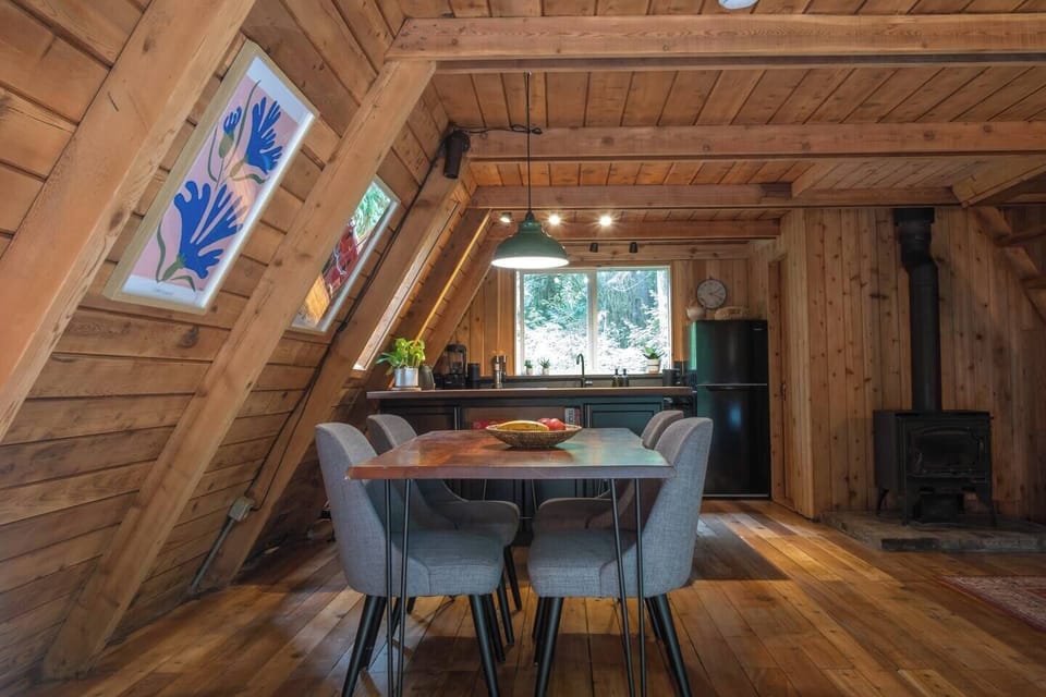 Comfortable seating for 4 around the dining table