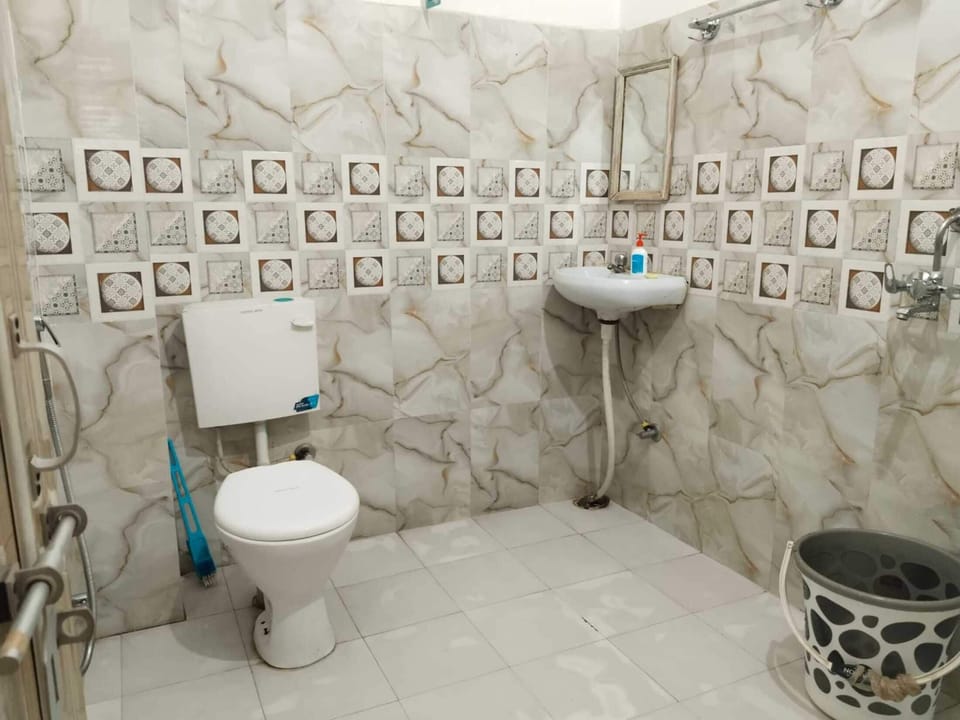 Standard Room, Air conditioning, City View | Bathroom | Shower, free toiletries, towels, soap