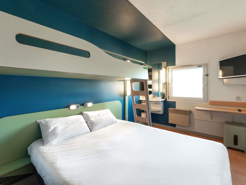 Triple Room, Multiple Beds | Desk, blackout drapes, soundproofing, iron/ironing board