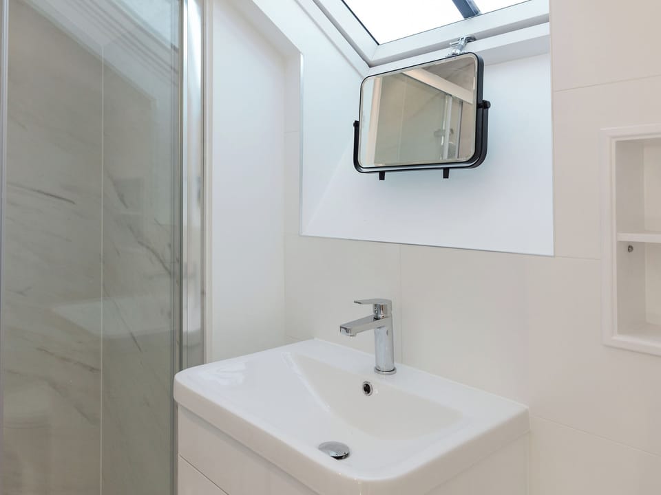 Shower room | Suncrest Cottage - Sunray Cottages, Weymouth