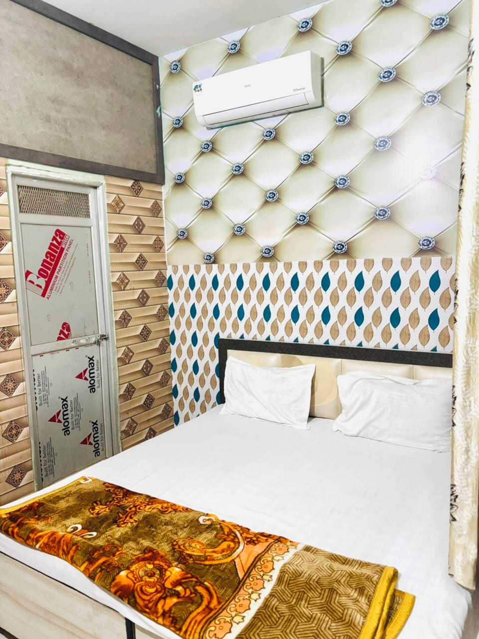Deluxe Room | Laptop workspace, rollaway beds (surcharge), WiFi (free), bed sheets
