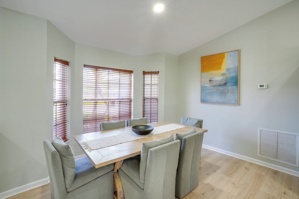 Dining Area | Dishware/Flatware Provided