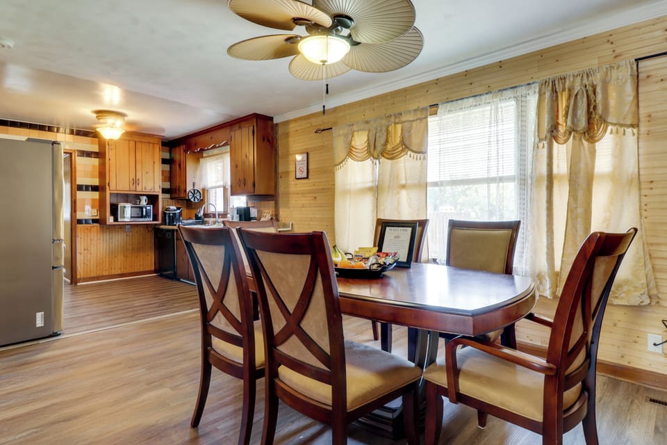 Dining Area | Dishware/Flatware Provided