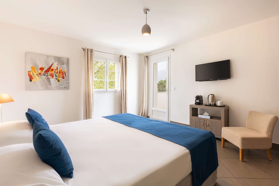 Premium bedding, minibar, in-room safe, soundproofing