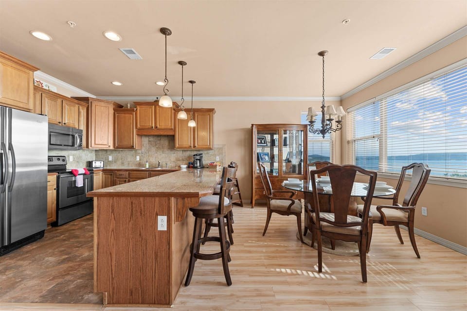 Make mealtime memories together in the elegant dining area​