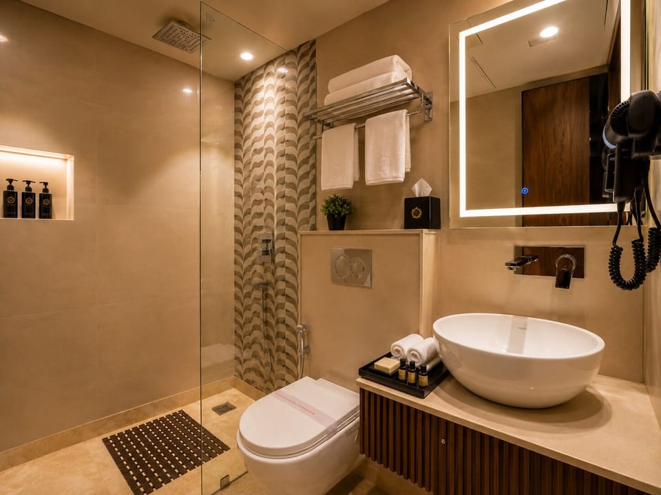 Deluxe Double Room | Bathroom | Shower, free toiletries, hair dryer, towels