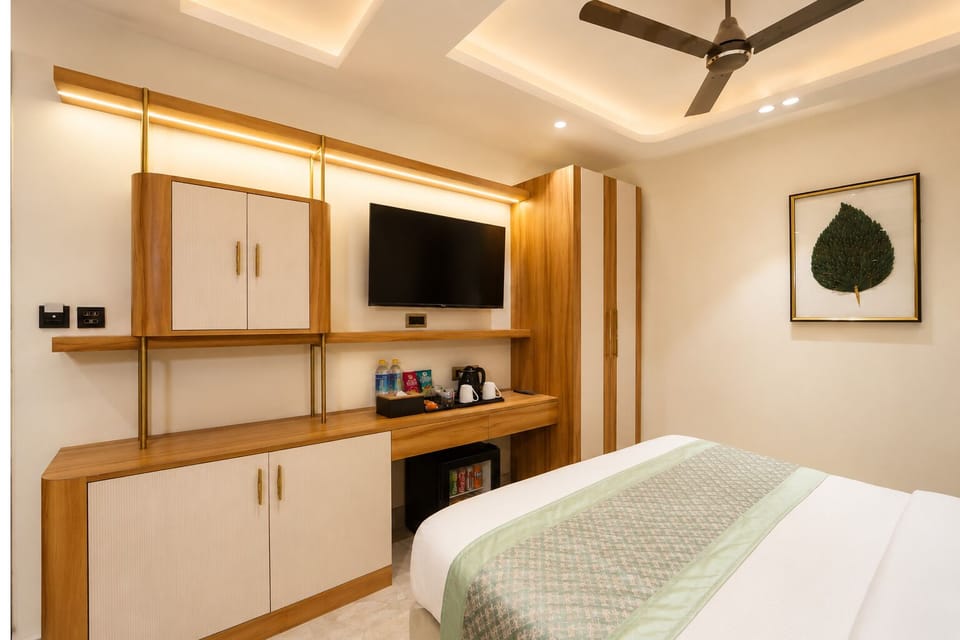 Desk, laptop workspace, WiFi (free), bed sheets