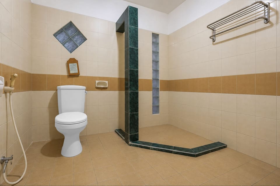 Shower, rainfall showerhead, free toiletries, towels
