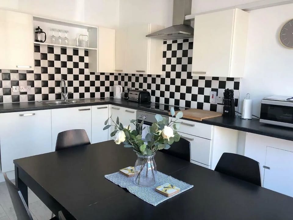 Kitchen with oven, hob, dishwasher, microwave
