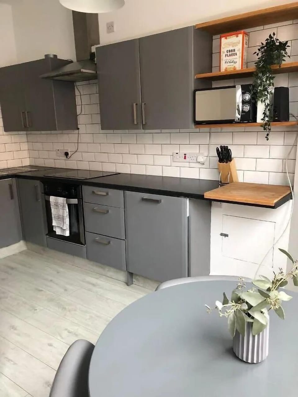 Kitchen with oven, hob, dishwasher, microwave