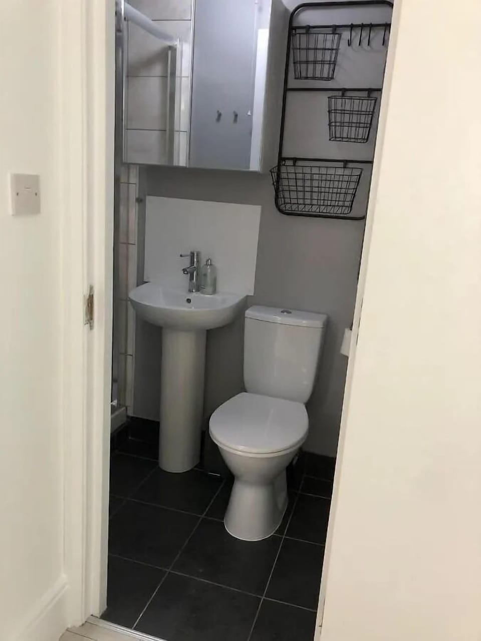 Bathroom wiht shower and toilet