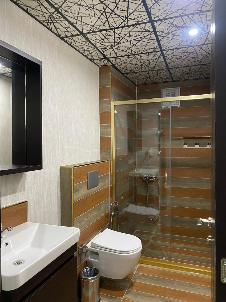 Economy Room, Courtyard View | Bathroom | Free toiletries, hair dryer, slippers, towels