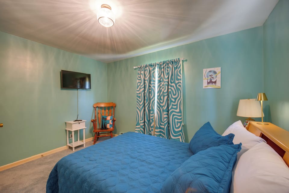 Vintage MCM Charm Modern Comforts West Akron Cottage in Akron