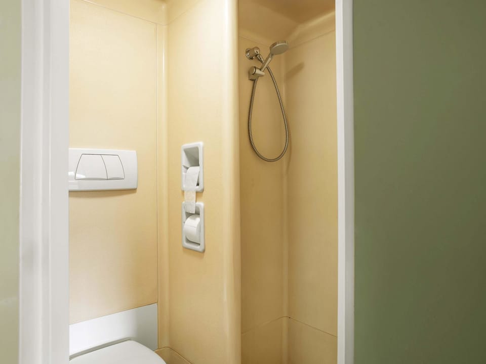 Shower, towels