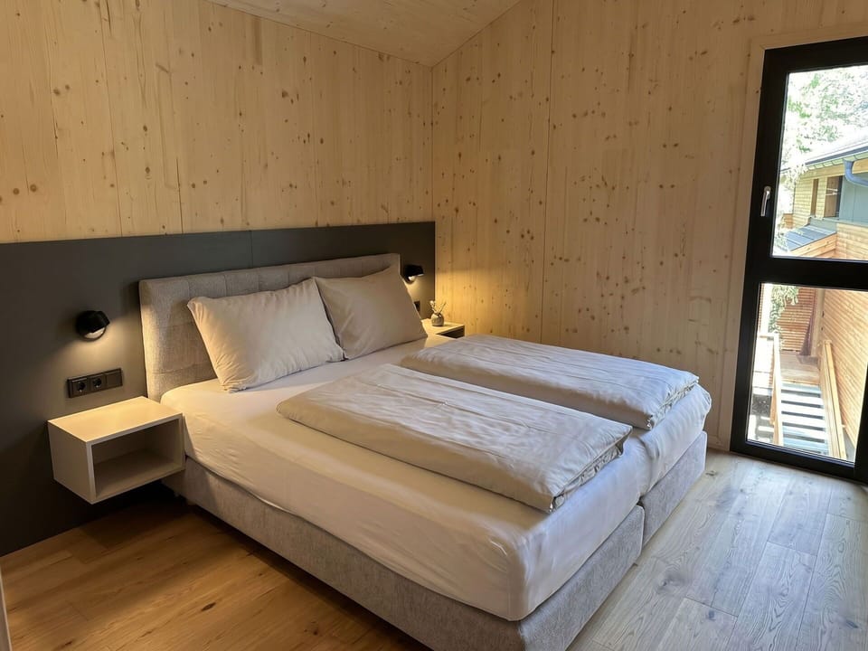 Bedroom, Hardwood, Wood Stain, Plank, Bed Frame