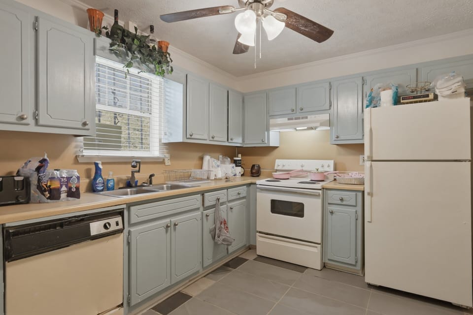 House, 5 Bedrooms | Private kitchen | Coffee/tea maker, fridge, oven, toaster