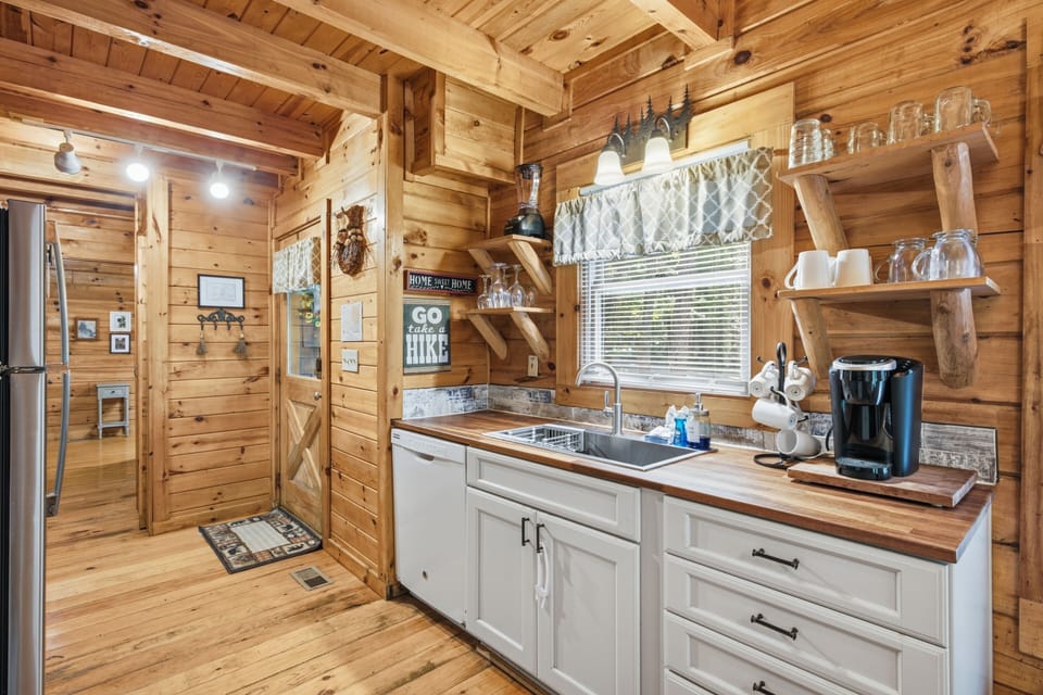Cabin, 3 Bedrooms | Private kitchen | Coffee/tea maker, fridge, oven, toaster
