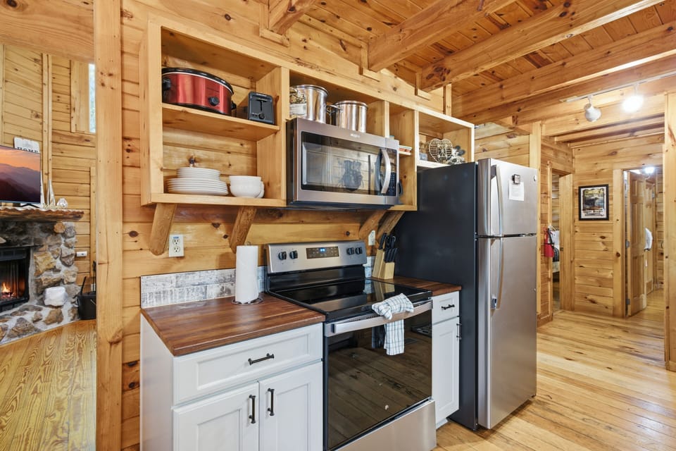 Cabin, 3 Bedrooms | Private kitchen | Coffee/tea maker, fridge, oven, toaster