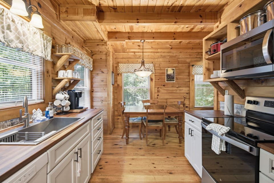 Cabin, 3 Bedrooms | Private kitchen | Coffee/tea maker, fridge, oven, toaster