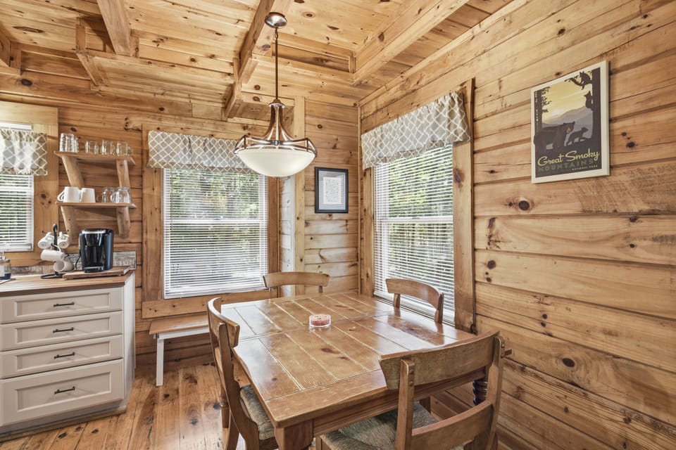 Cabin, 3 Bedrooms | Dining