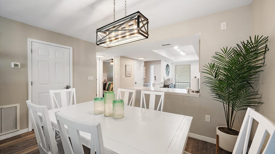 Condo, 2 Bedrooms | Dining