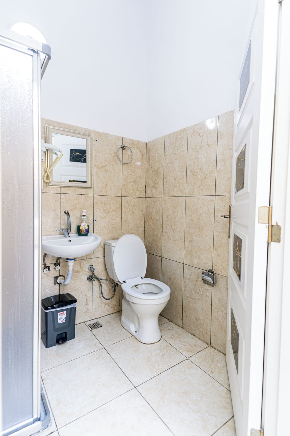 Deluxe Room | Bathroom | Free toiletries, hair dryer, slippers, towels