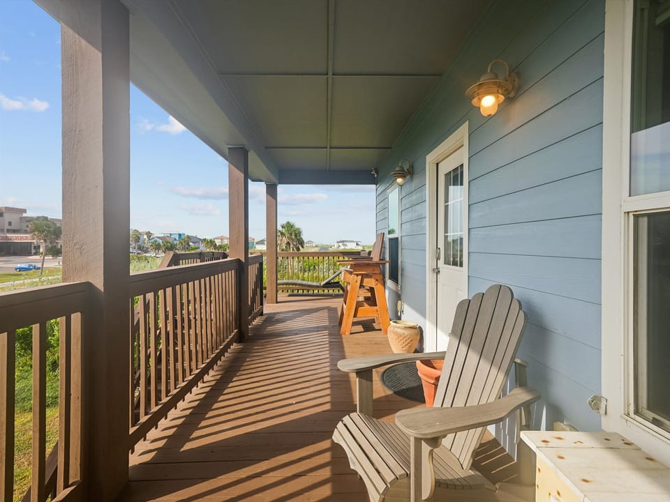 Front Porch w/ Outdoor Seating