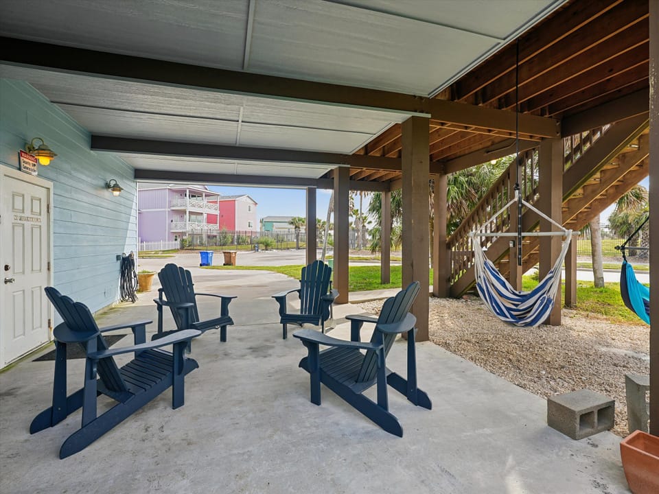 Covered Patio w/ Outdoor Seating