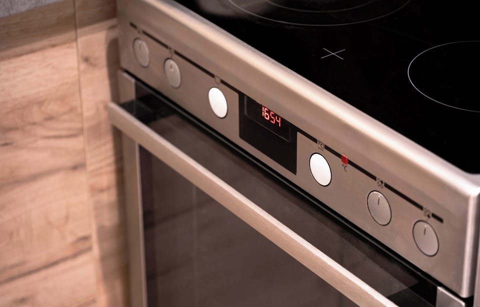 Oven and ceramic cooktop