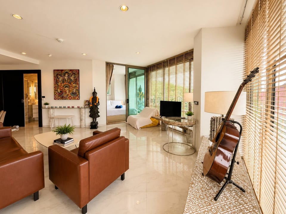 Apartment, 2 Bedrooms, Accessible, Smoking | Living room | Books