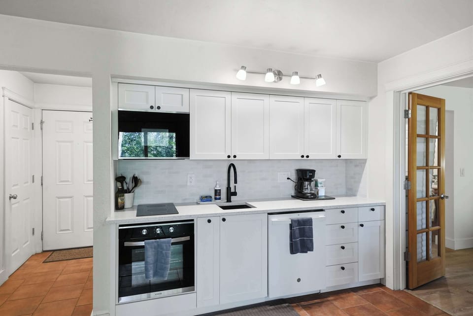 Condo, 1 Queen Bed with Sofa bed, Garden View (Cozy Condo by Downtown) | Private kitchen