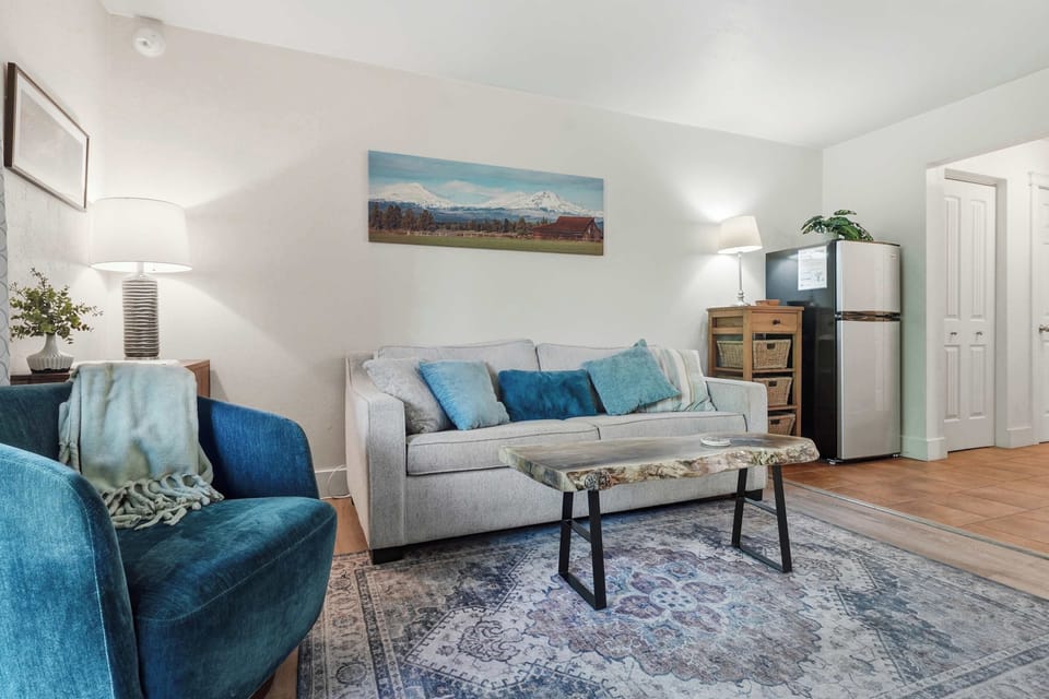 Condo, 1 Queen Bed with Sofa bed, Garden View (Cozy Condo by Downtown) | Living area