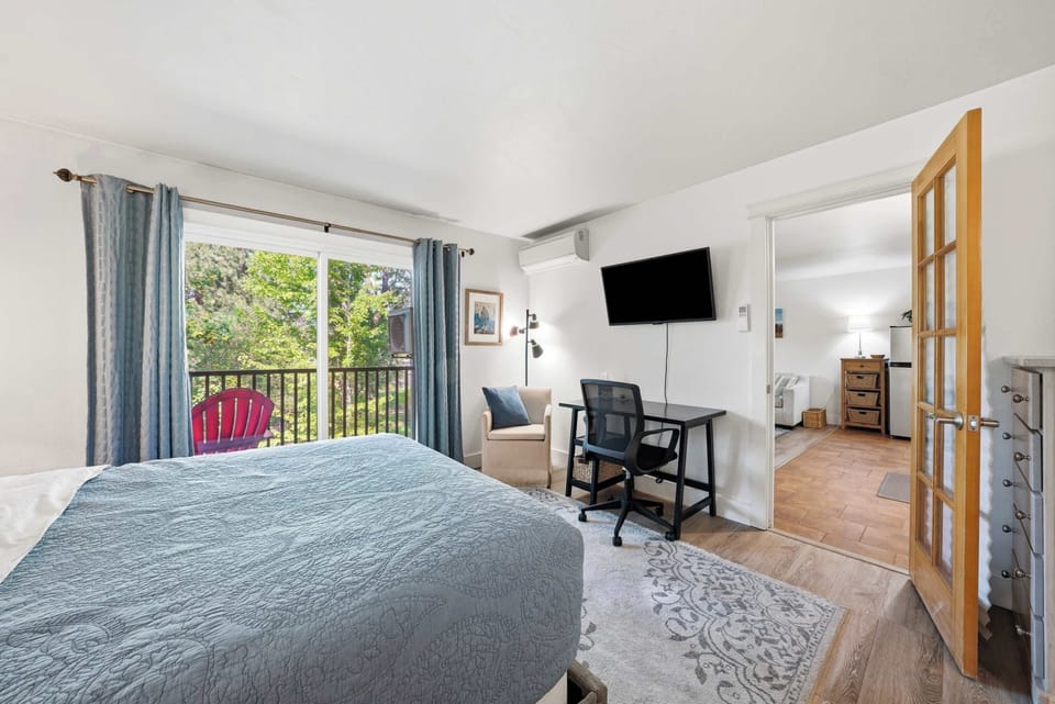 Condo, 1 Queen Bed with Sofa bed, Garden View (Cozy Condo by Downtown) | 1 bedroom, desk, laptop workspace, individually decorated