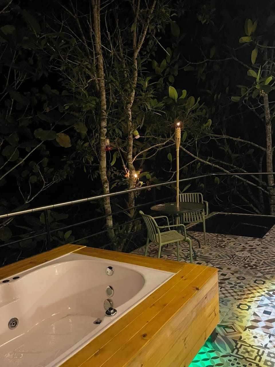 Outdoor spa tub