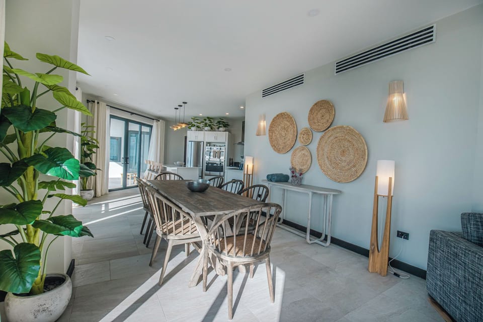 Host sunset dinners with plenty of space for everyone.