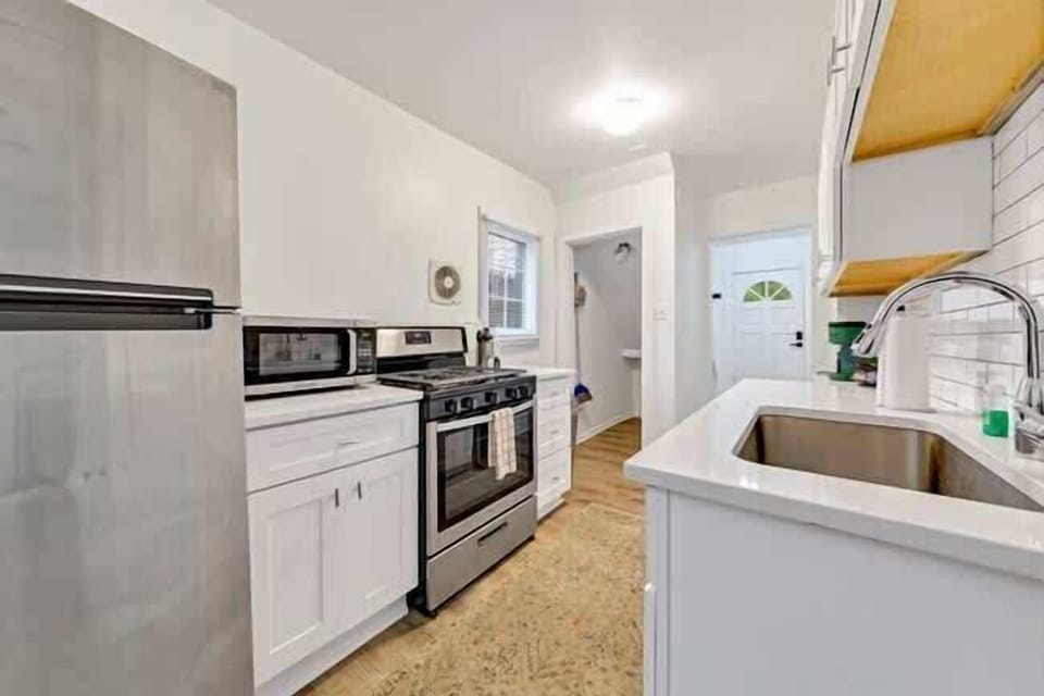 Cook up a feast in this fully equipped kitchen, perfect for preparing meals just steps away from the vibrant downtown Columbus area.