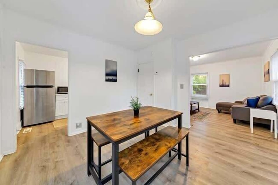 Enjoy meals with a view in this bright and airy dining room, just a short walk to the vibrant North Market and other local dining gems.