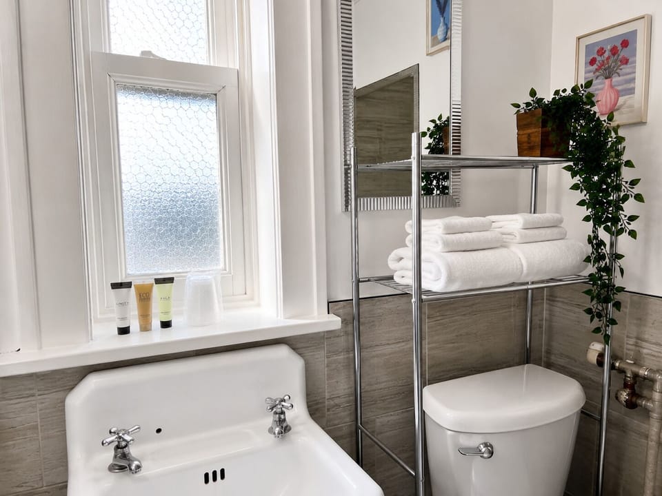 Room, 1 Queen Bed, Private Bathroom, Mountain View | Bathroom | Free toiletries, hair dryer (on request), towels, soap