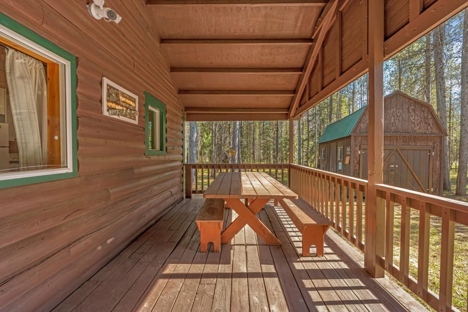 Front of the cabin with outdoor dining