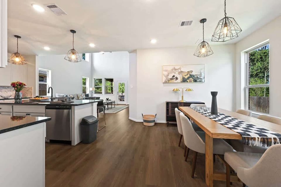 Fully equipped kitchen with dining area and modern finishes.