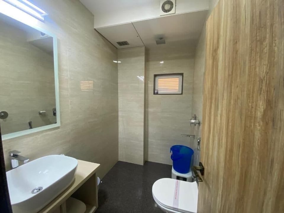 Superior Double Room, City View | Bathroom | Soap, shampoo, toilet paper