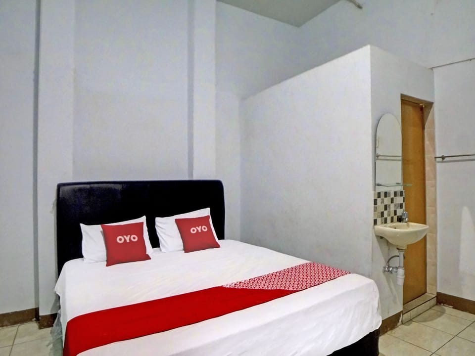 Standard Double Room | Desk, WiFi (free), bed sheets