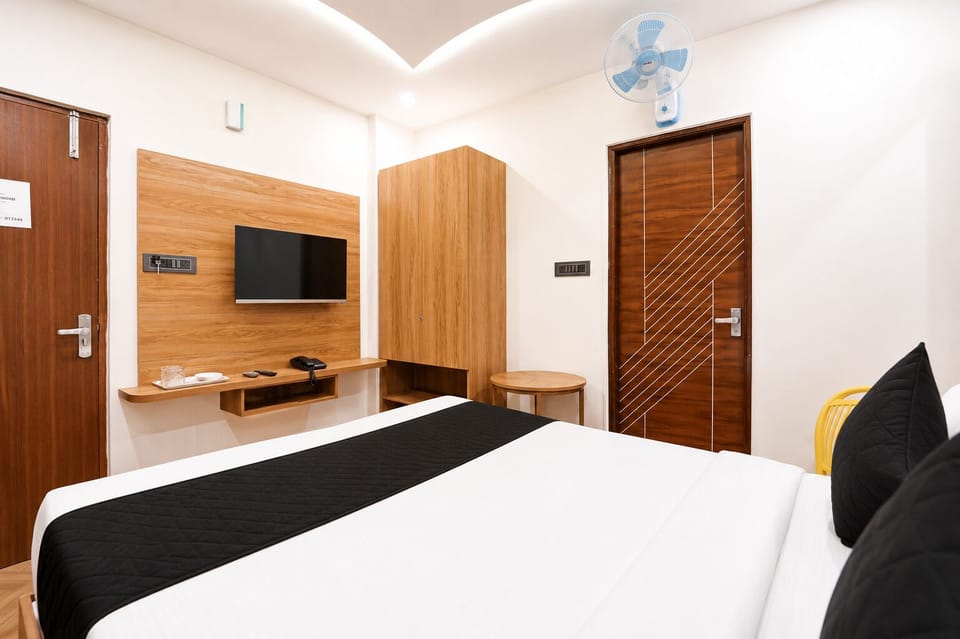 Standard Room, City View | Desk, laptop workspace, soundproofing, WiFi (free)